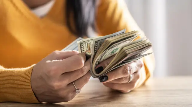 Dólar supera R$ 5 e bolsa cai quase 2% em dia de turbulência