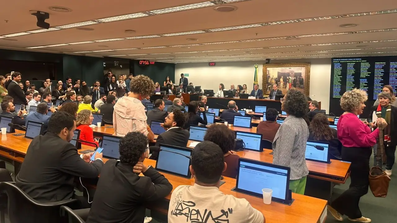 Em vitória da oposição, CCJ da Câmara aprova PEC da redução da maioridade penal