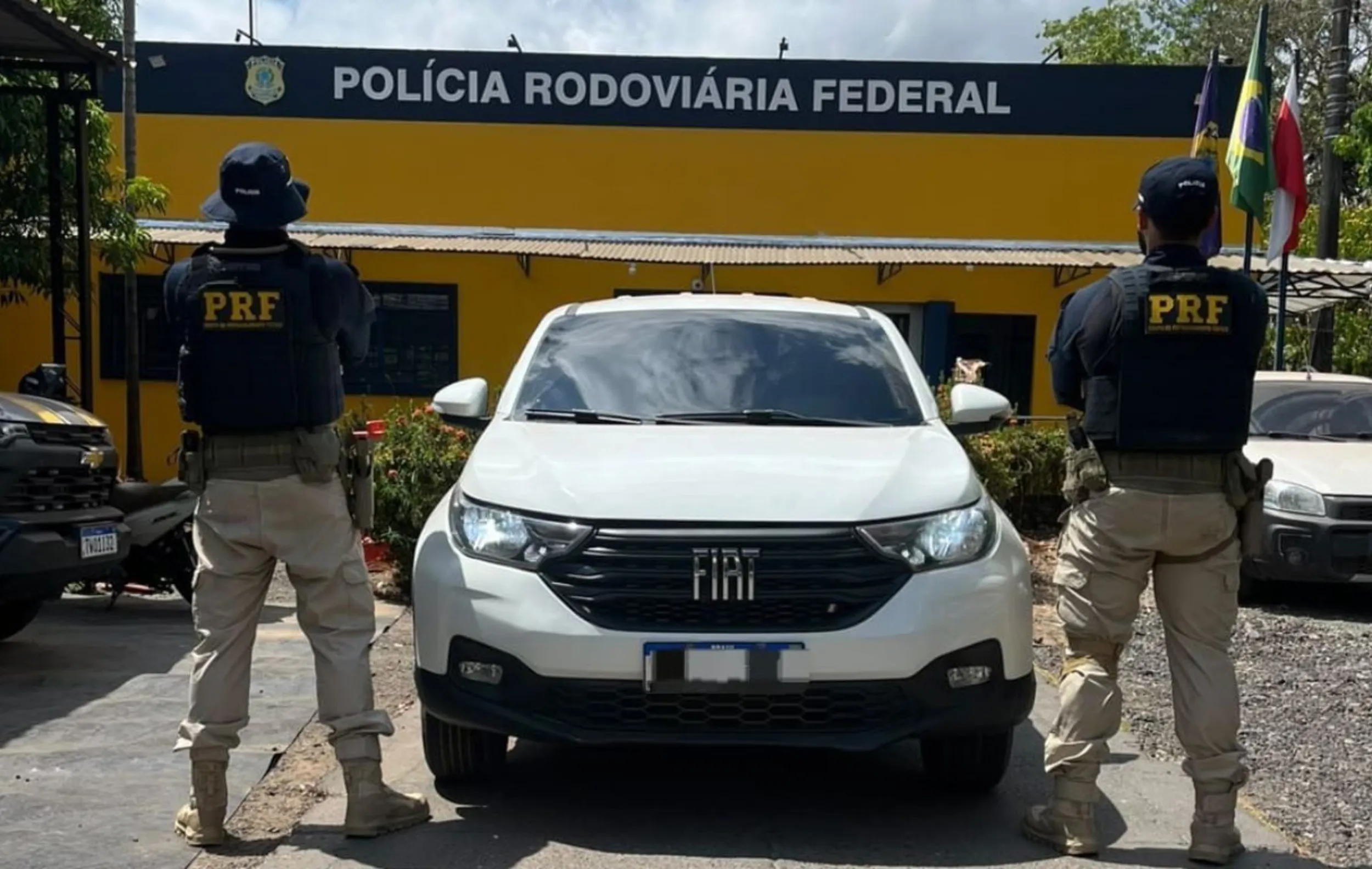 PRF recupera caminhonete roubada durante fiscalização em Marabá
