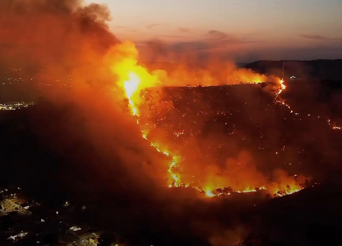 Chamas no Morro das Antenas expõem fragilidade da vegetação de Canaã dos Carajás no auge da seca