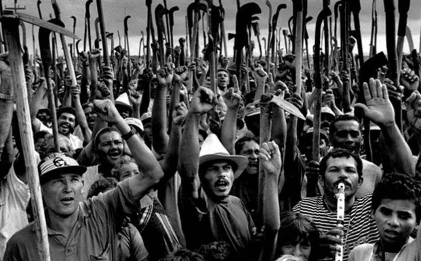 Cerca de 300 integrantes do MST ocupam entrada de fazenda na divisa entre Xinguara e Eldorado do Carajás