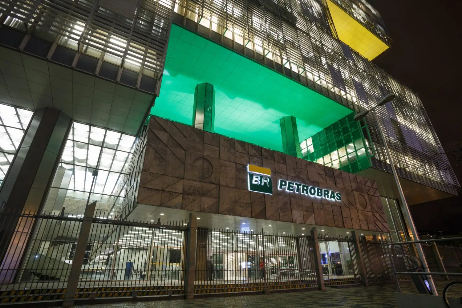 Em poucas horas, Petrobras anuncia aumento da gasolina e recua