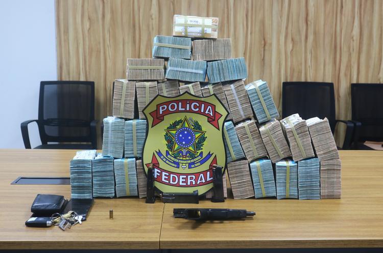 PF prende duas pessoas com R$ 2,5 milhões em Belém