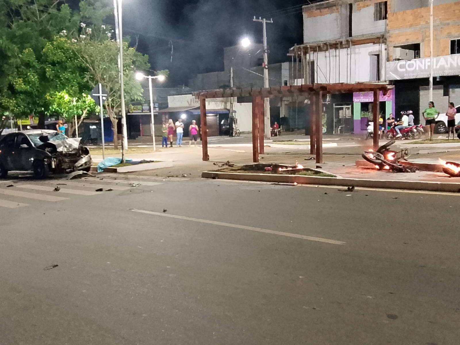 Moto explode e condutor morre em colisão com carro no Santa Vitória