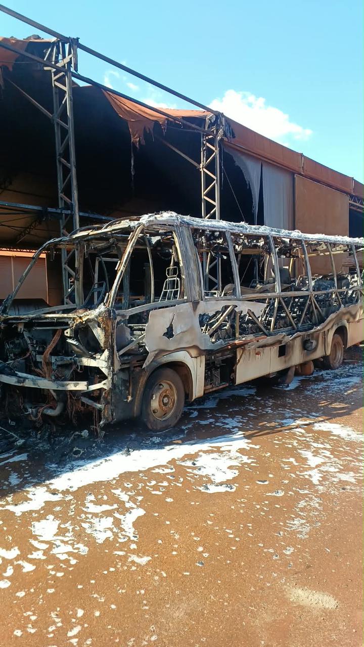 Micro-ônibus da CL Tour fica destruído após incêndio no complexo S11D