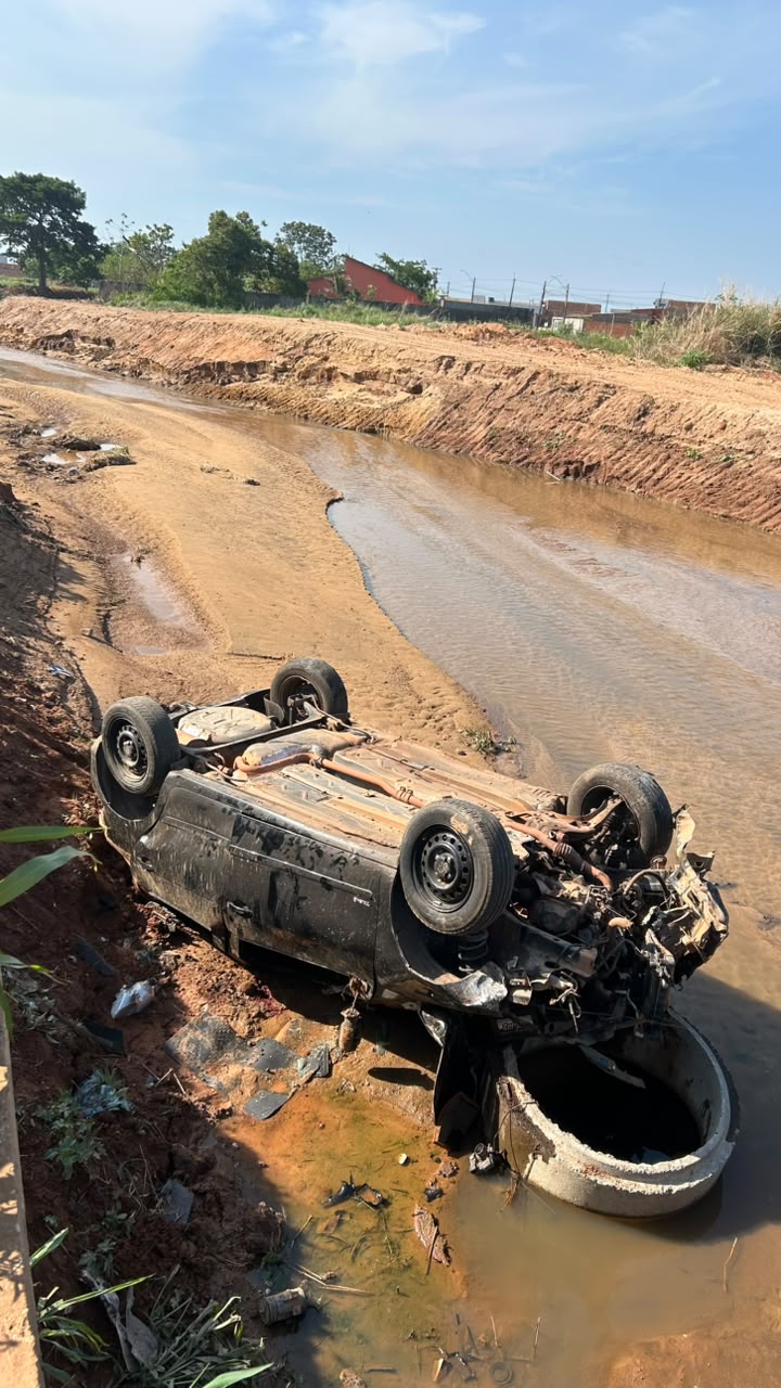 Carro capota e cai em galeria; motorista fratura a clavícula