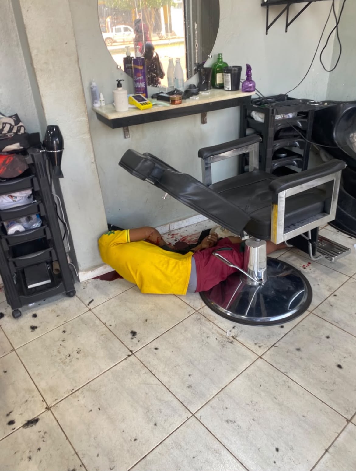Jovem de 18 anos é assassinado a tiros dentro de salão na Av. Benedito de Almeida