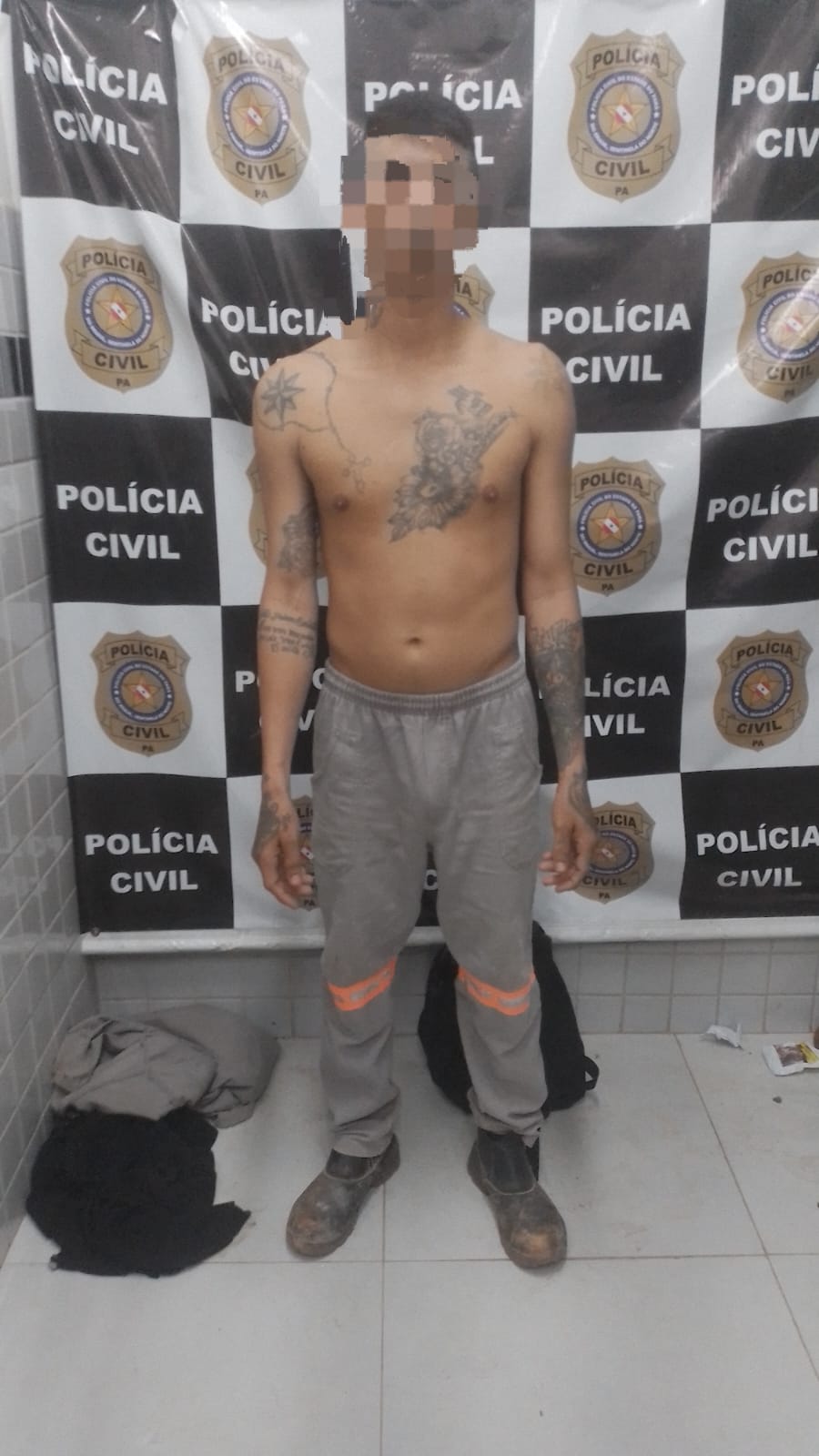 Casal é flagrado brigando na rua por capacete e população aciona da PM