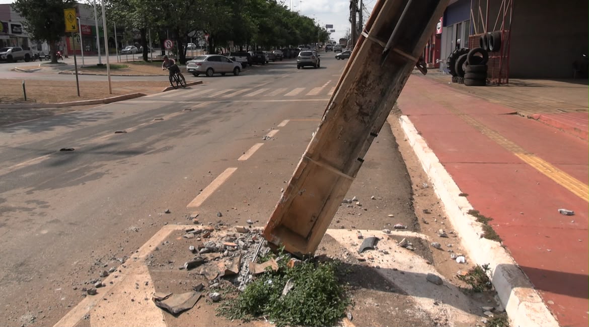 Após acidente poste fica inclinado na Avenida Weyne Cavalcante