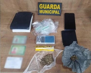 Após esquecer mochila com drogas em quitinete, homem retorna e tenta arrombar a janela
