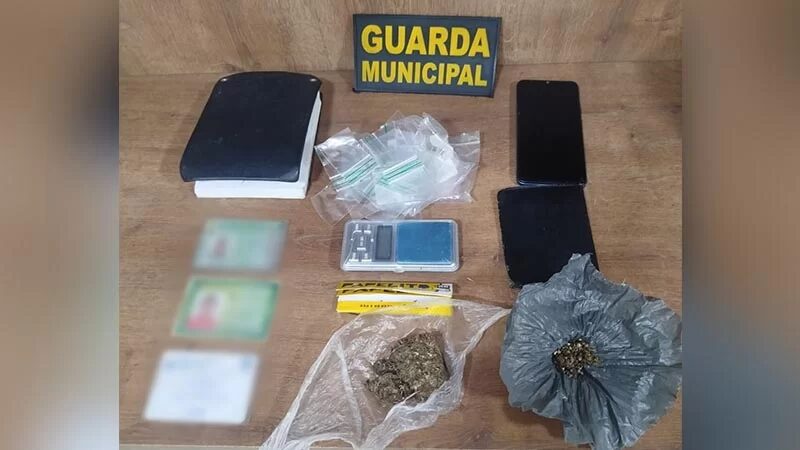 Após esquecer mochila com drogas em quitinete, homem retorna e tenta arrombar a janela