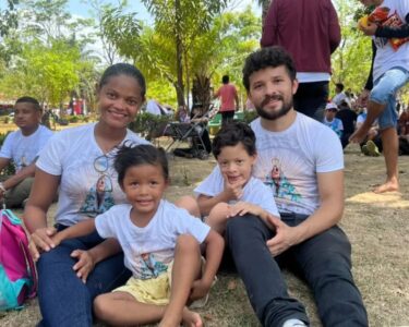 Após gestação delicada e internação na UTI, família cumpre promessa