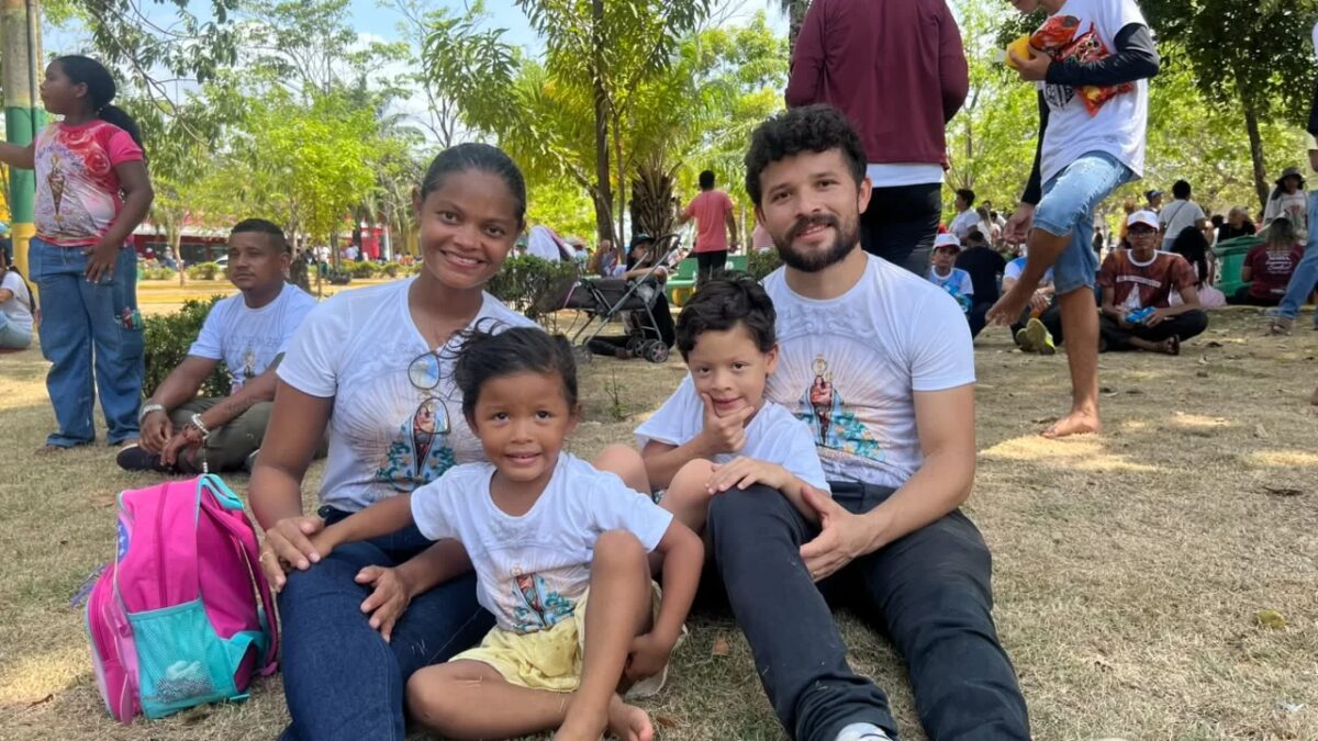 Família cumpre promessa no Círio após UTI e gestação difícil