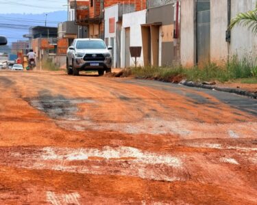 Após interdição e denúncia no Pebinha, máquinas da Prefeitura chegam à Avenida C5 para recuperar a via