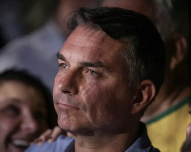 Avião com Flávio Bolsonaro e família deixa Equador com destino aos EUA