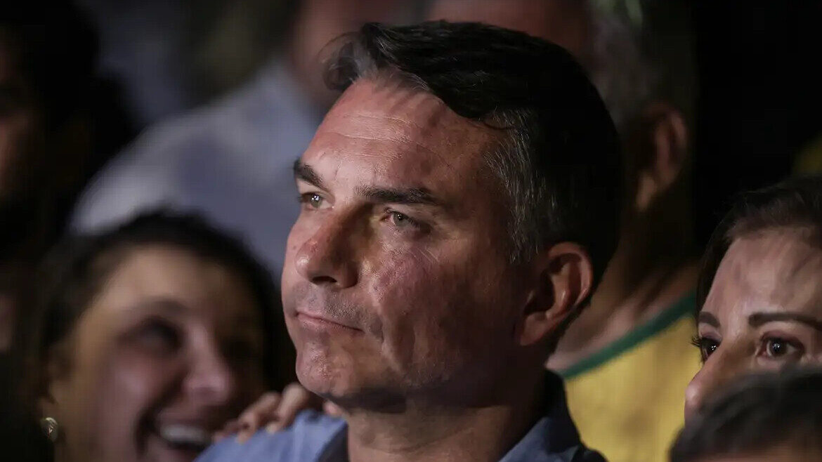 Avião com senador Flávio Bolsonaro deixa o Equador rumo a Miami
