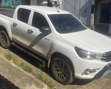 Bandidos fazem idosa e filho reféns e roubam Hilux em Parauapebas