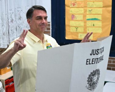 De 'verdadeiro presidente' a 'líder do Brasil': o que mudou na carta golpista de Flávio
