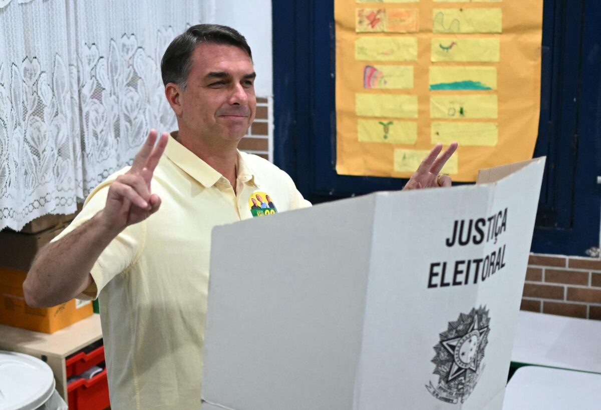 Senador Flávio Bolsonaro altera carta golpista após fugir para Miami