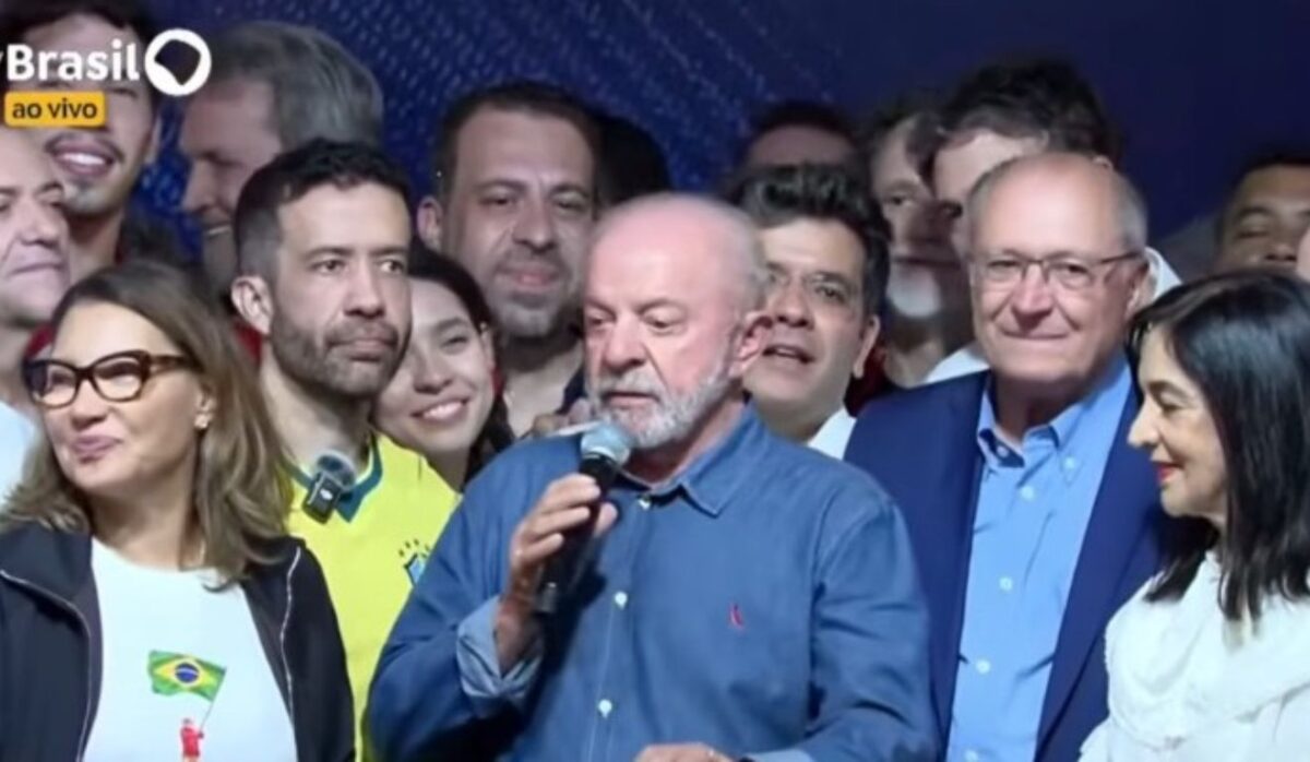 Eleições 2026: Lula celebra reeleição e pede regras para redes sociais