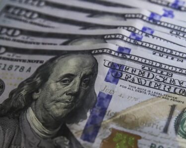 Dólar cai para R$ 5,01 com exterior e expectativa eleitoral no Brasil