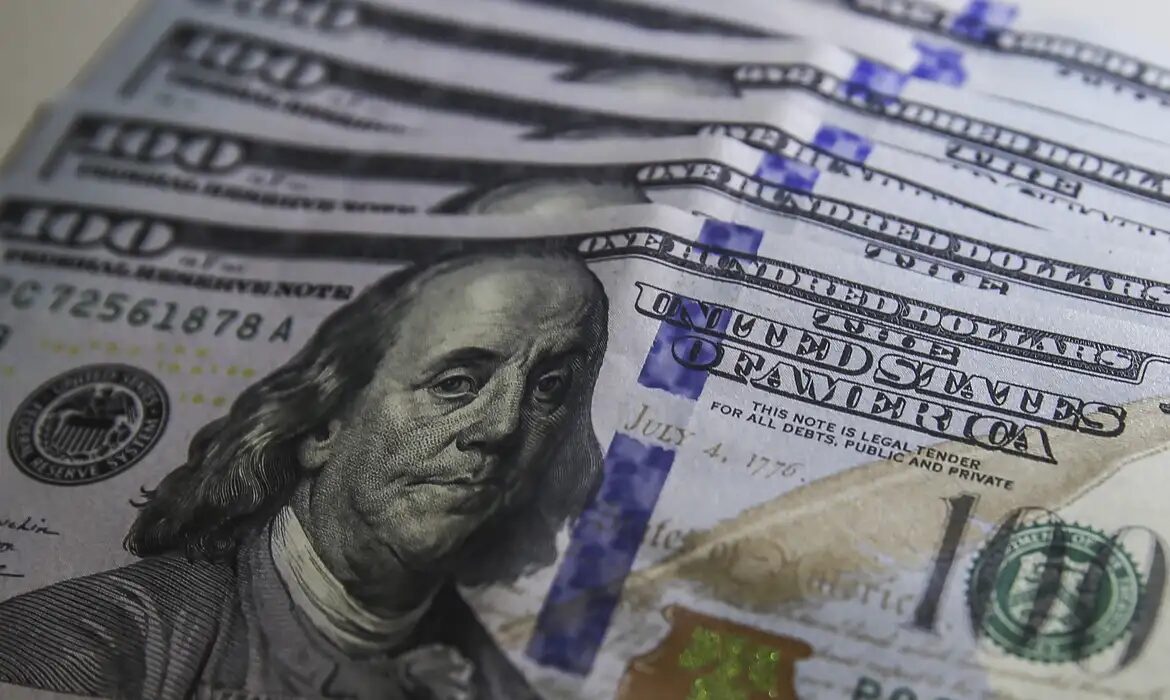 Dólar recua para R$ 5,01 e bolsa supera 208 mil pontos com exterior