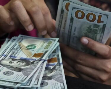 Dólar fecha a R$ 5,44 e registra maior alta semanal desde 2008