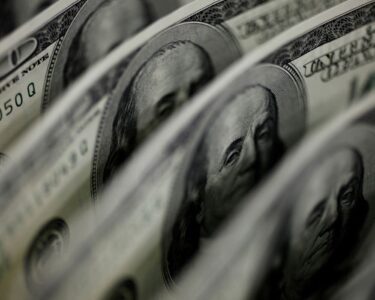 Dólar sobe 8,21%, e bolsa cai 13,88% após reeleição de Lula