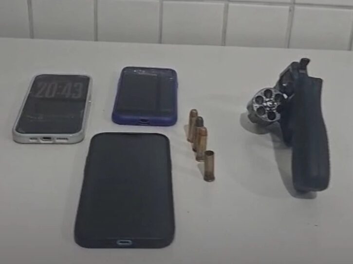 Dupla é presa após fazer refém durante assalto a loja de suplementos na Pedreira