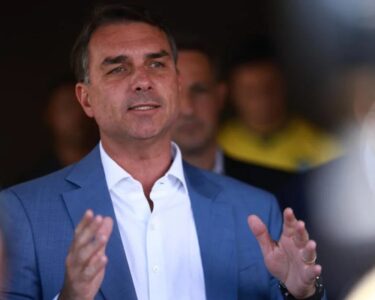 Entenda por que Flávio Bolsonaro não é considerado foragido