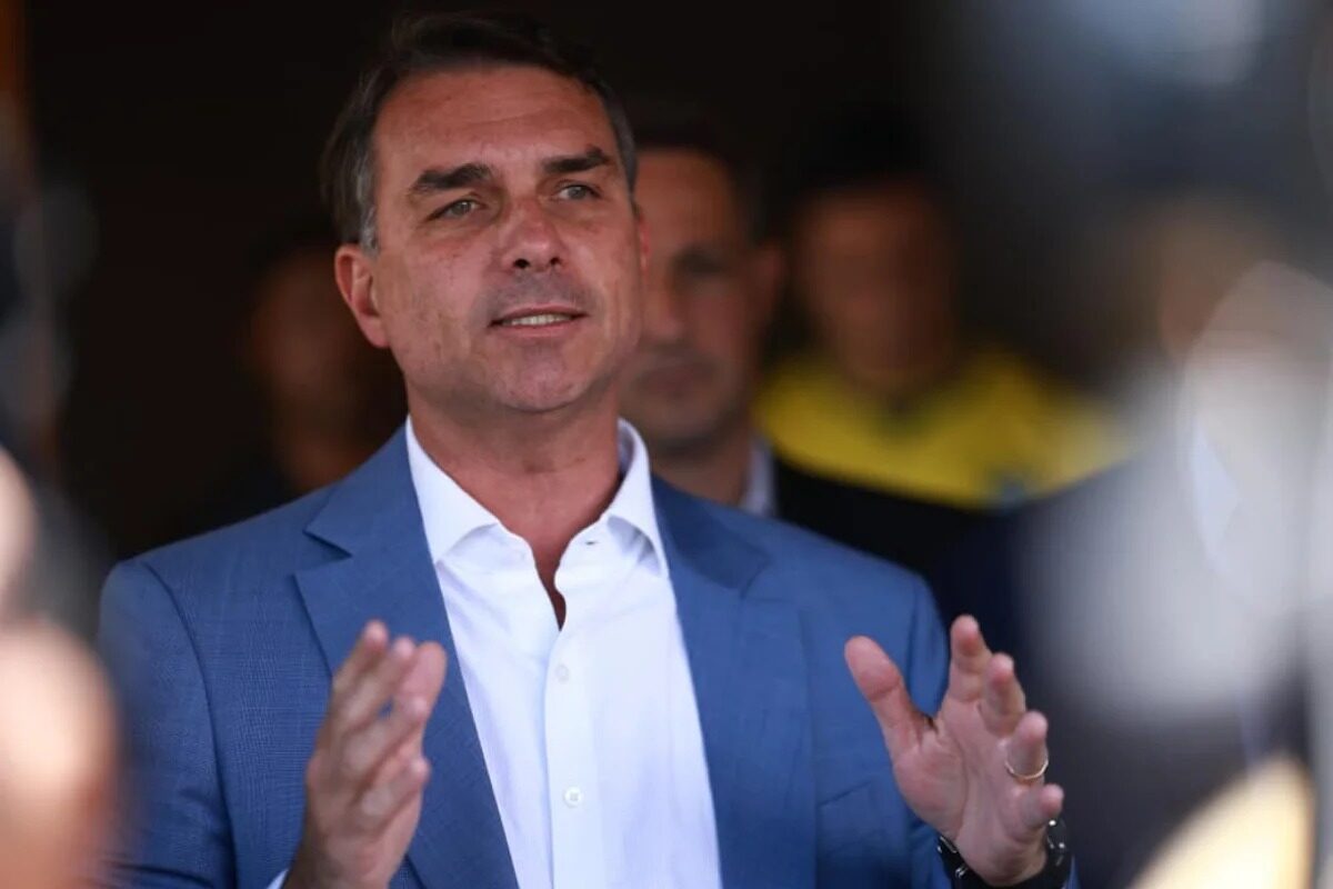 Entenda os motivos legais que evitam que Flávio Bolsonaro seja considerado foragido