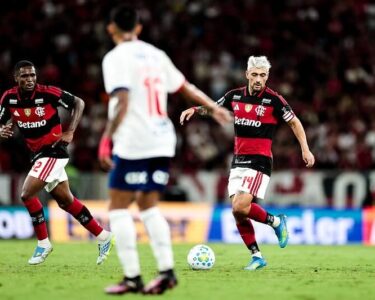 Flamengo marca de pênalti no último lance, bate o Atlético-MG e mantém liderança do Brasileirão
