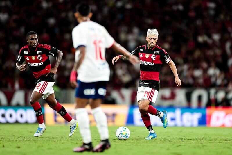 Flamengo bate o Atlético-MG com gol no fim e segue na ponta do Brasileirão