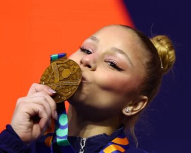 Flávia Saraiva brilha na trave e conquista o bronze no Mundial de ginástica