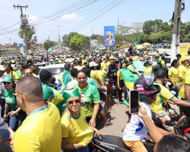 Flávio Bolsonaro é recebido por multidão em motocarreata em Marabá
