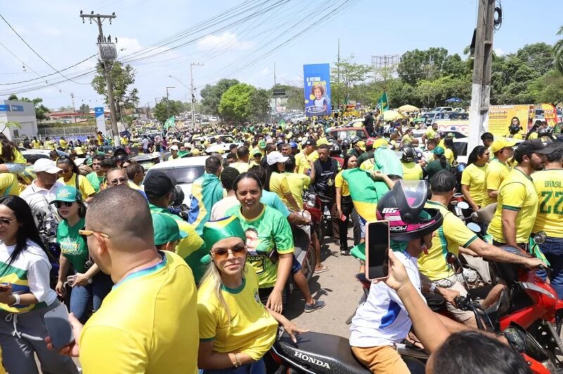 Flávio Bolsonaro agita multidão em motocarreata no Pará