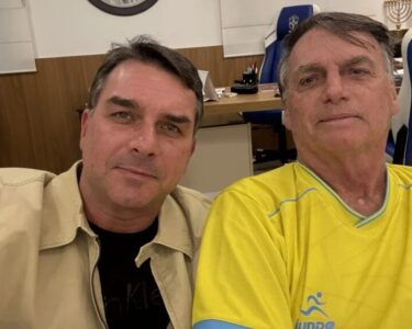 Flávio Bolsonaro visita o pai antes de debate decisivo com Lula
