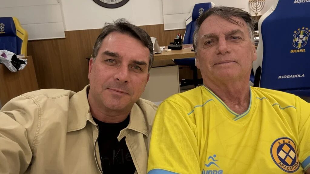 Flávio Bolsonaro visita pai na véspera de debate na TV Globo