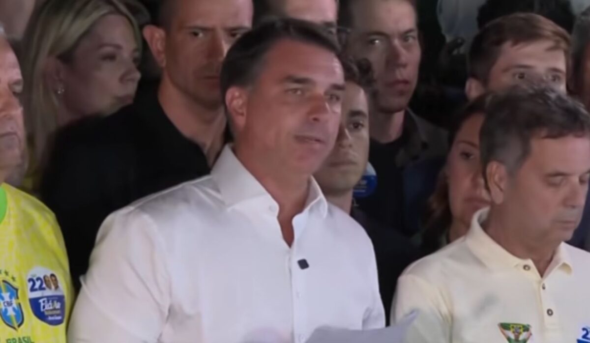 Flávio Bolsonaro contesta vitória de Lula e anuncia que vai pedir anulação