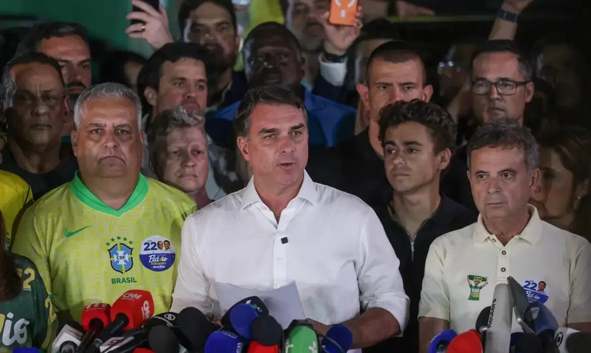 Flávio Bolsonaro rejeita resultado da eleição e aciona justiça para anular pleito