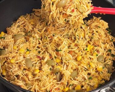 Frango desfiado mais suculento: ingrediente simples faz diferença na panela de pressão