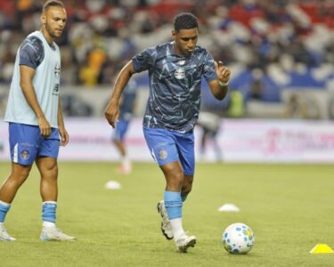 Grêmio vence Coritiba, quebra jejum e supera Corinthians na zona de rebaixamento do Brasileirão