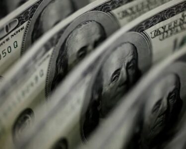 Ibovespa cai 2,68%, e dólar fecha em leve baixa a R$ 5,34