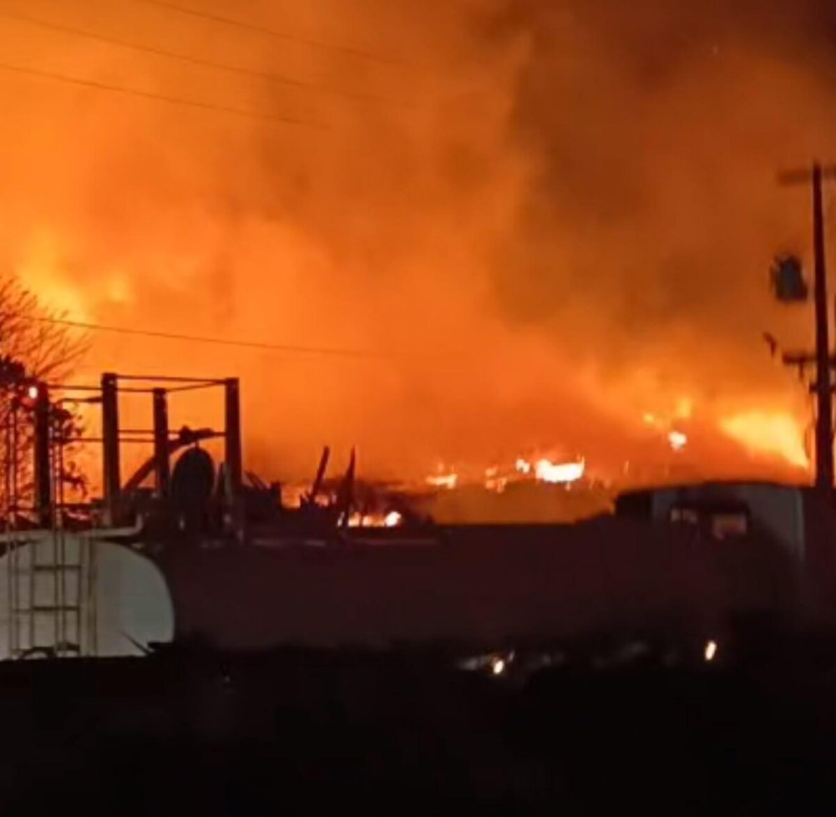 Incêndio de grandes proporções destrói serraria na ilha do Marajó