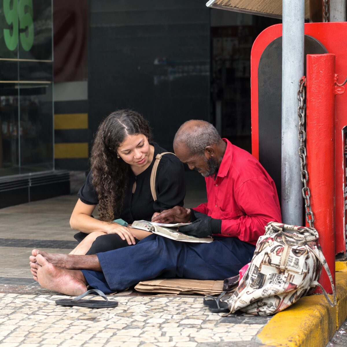 Jovem lê para idoso em situação de rua e cena emociona