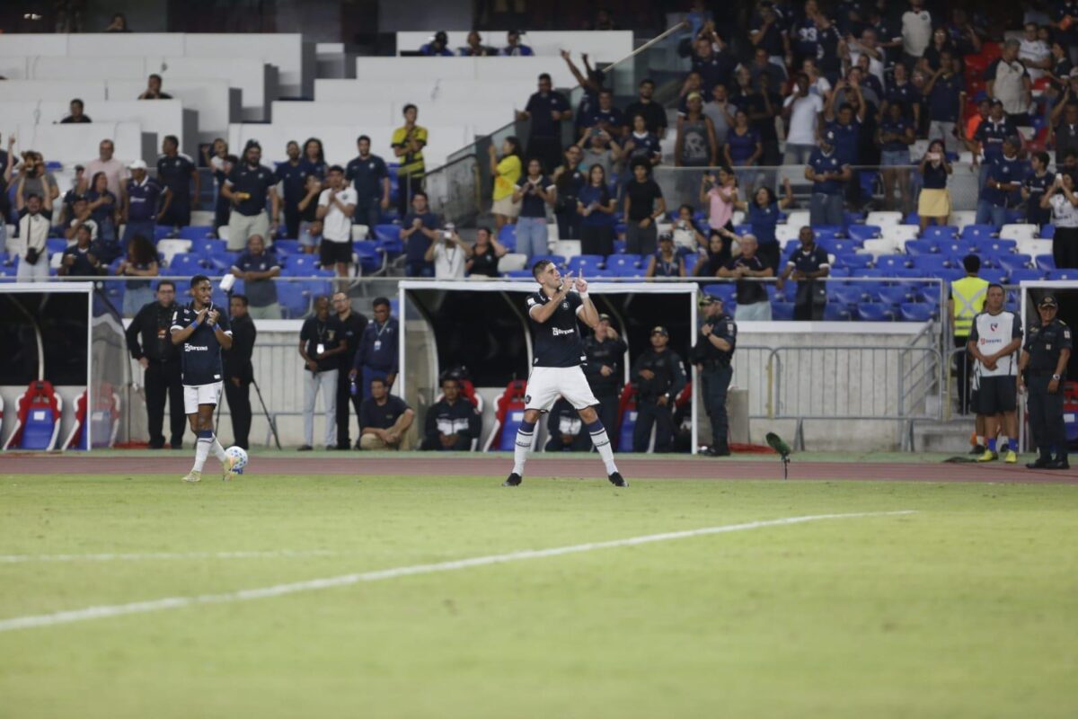 Leonel Picco comemora gol decisivo pelo Remo com a família