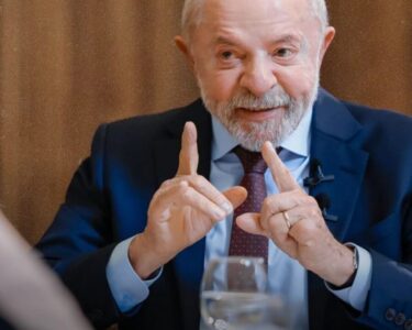 Lula cobra TSE para ampliar votação e diz que pedirá prisão dos prefeitos de SP e Salvador