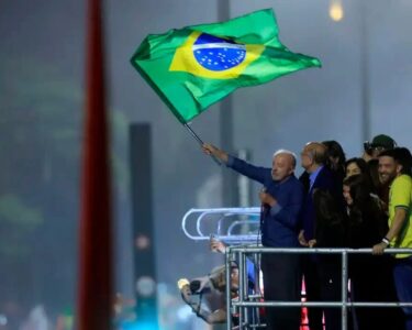 Lula é reeleito com virada histórica e bate recorde com 64,1 milhões de votos