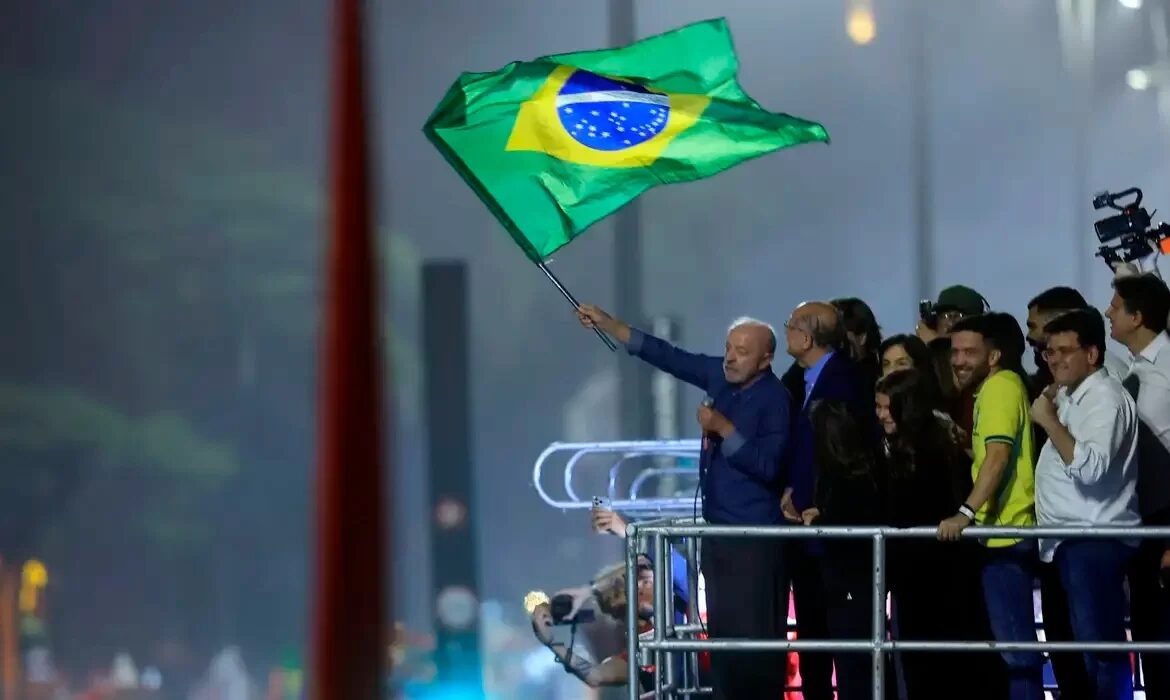 Lula é reeleito para quarto mandato após vitória histórica nas urnas