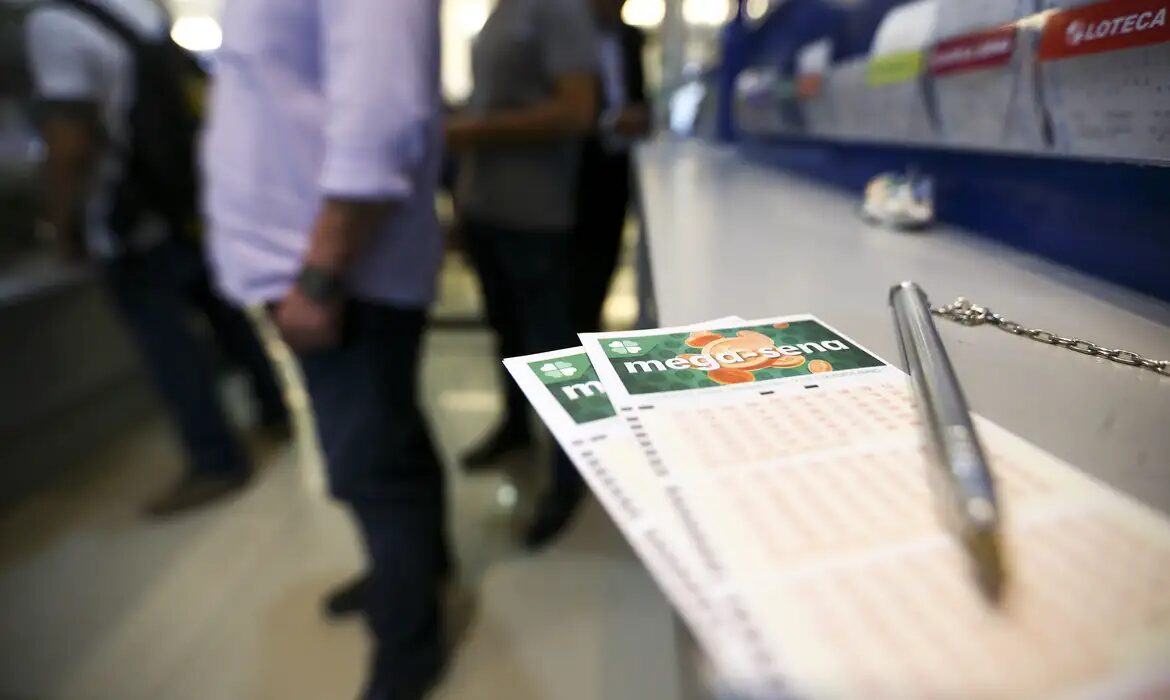 Mega-Sena faz sorteio histórico de R$ 230 milhões neste sábado